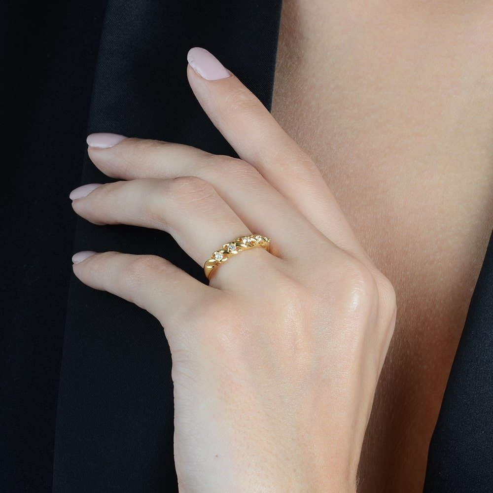 Anel Dourado Meia Aliança 5 Pedras de Zircônia - Galeria