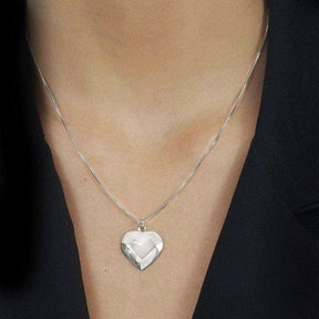 Colar Prateado de Coração Traços Retos - Galeria