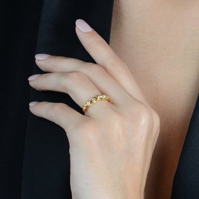 Anel Dourado Meia Aliança 5 Pedras de Zircônia - Galeria